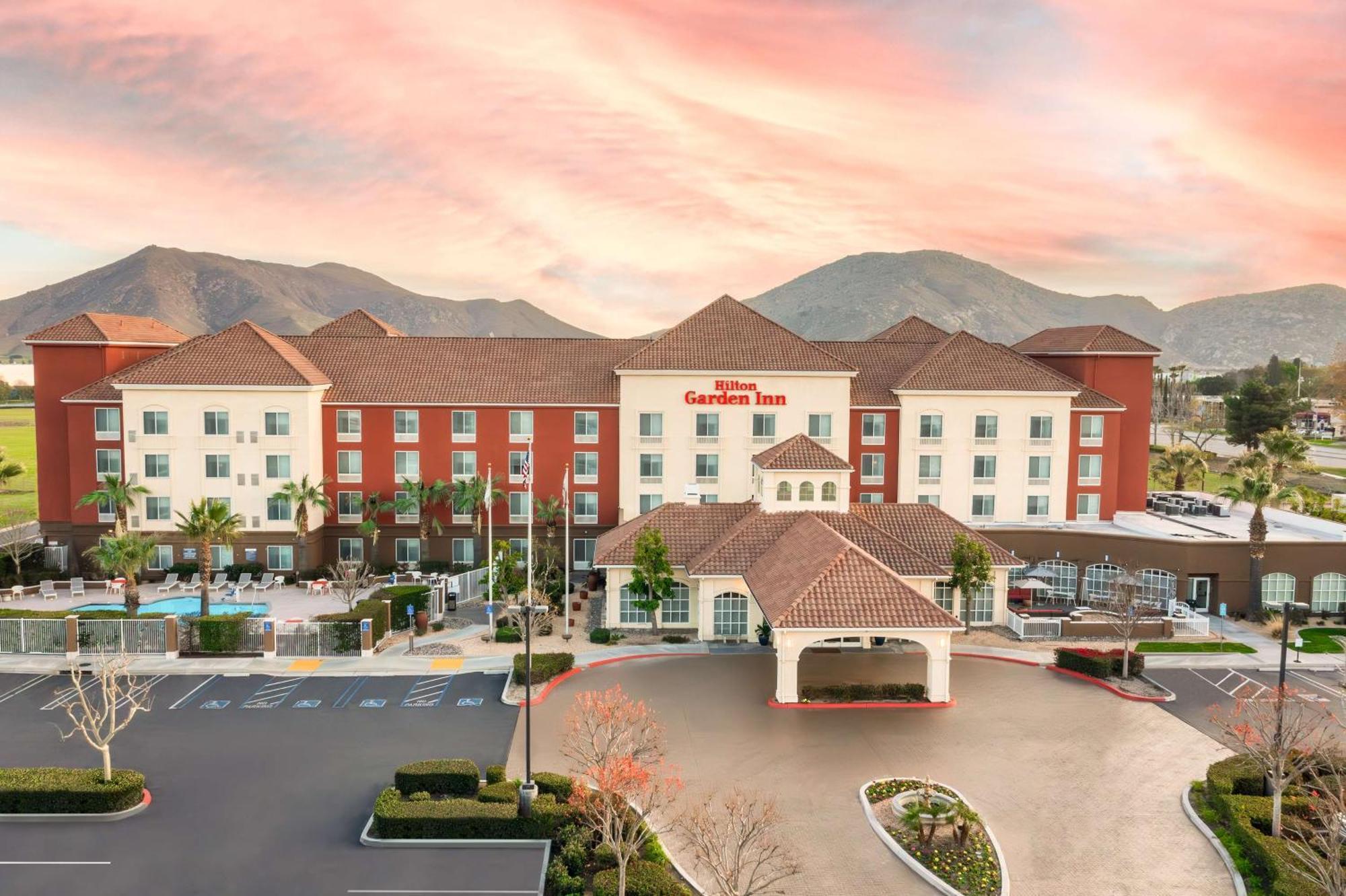 Hilton Garden Inn Fontana Exterior foto